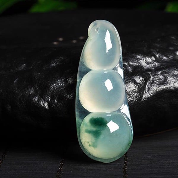 Đá và Ngọc, cái nào tốt cho sức khỏe người đeo?